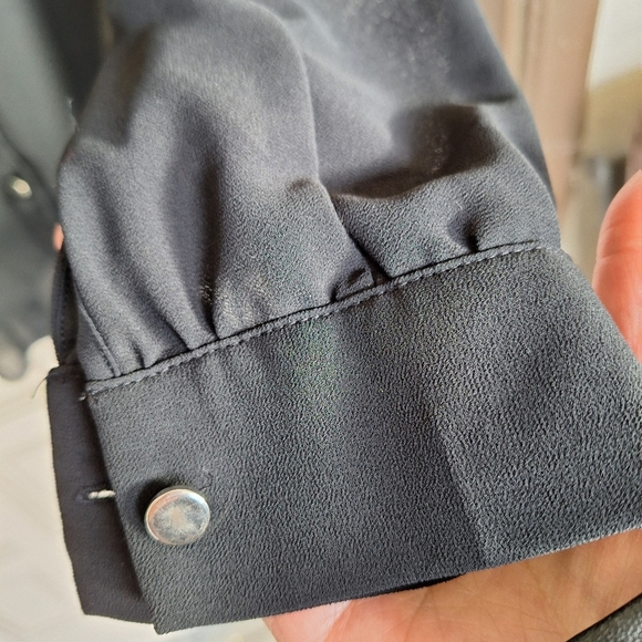The Arte Zenana Black Button-Up Blouse SzS Long Sleeves Tabs Buttons Pockets - Picture 8 of 10